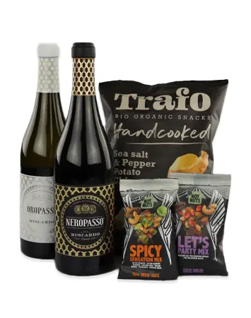 witte oropasso wijnfles en zwarte neropasso wijnfles met 3 zakken snacks