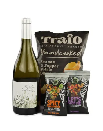 donkergroene wijnfles met 3 zakken snacks