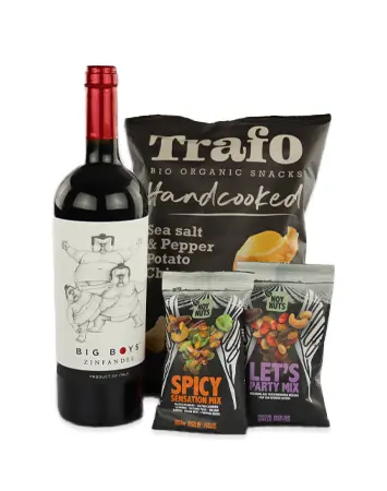 fles wijn van donker glas en rode dop met drie zakken met snacks