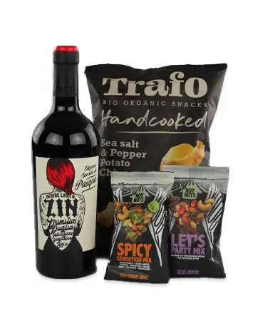 Zwart met rode fles wijn en 3 zakken snacks