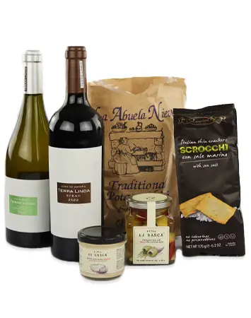 donkergroene en zwarte fles terra linda wijn met twee zakken snacks en twee potjes