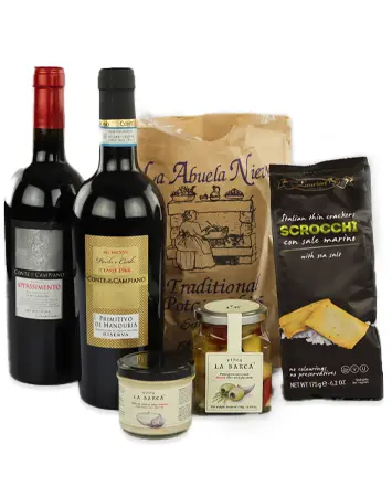 Twee flessen wijn van donker glas met twee snack zakken en twee potjes