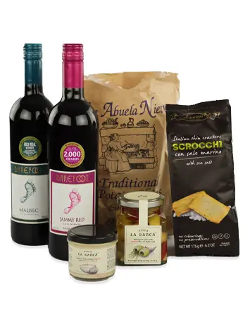 donkergroene en roze fles barefoot wijn van donker glas met twee zakken snacks en twee potjes