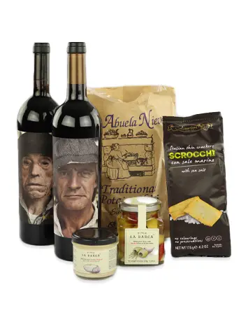 twee donker flessen wijn met portret van twee mannen en twee zakken snacks met twee potjes