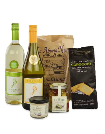 lichtgroene en gele label barefoot wijn met twee zakken snacks en twee potjes