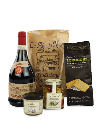 amarone fles wijn met twee zakken snacks en twee potjes