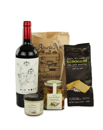 Big boys fles wijn met twee zakken snacks en twee potjes