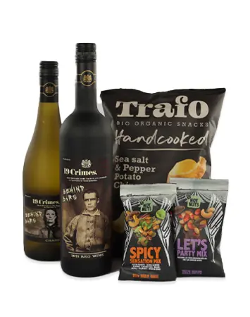donkergroene en zwarte fles wijn met 3 zakken snacks