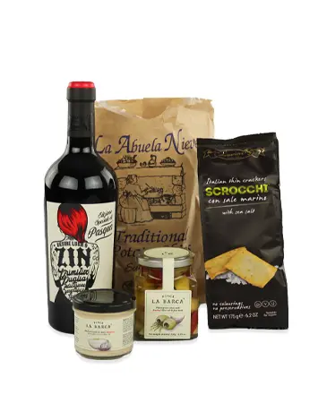 Rood met zwarte fles wijn met twee zakken snack en twee potjes