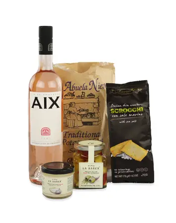 fles AIX rosé wijn met twee zakken snacks en twee potjes