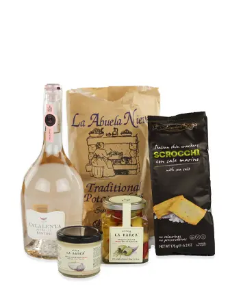 wit-transparante fles wijn met twee zakken snacks en twee potjes