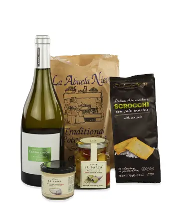 donkergroene fles wijn met twee snackzakken en twee potjes