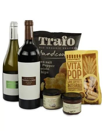 donkergroene en zwarte wijnfles met twee zakken snacks en twee potjes