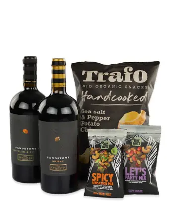 twee sandstone wijnflessen met 3 zakken snacks