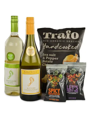 Groene en gele barefoot wijn fles met drie zakken snacks