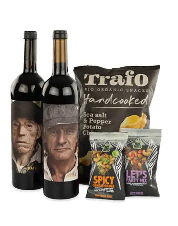 Twee flessen wijn met portret van mannen en drie zakken snacks